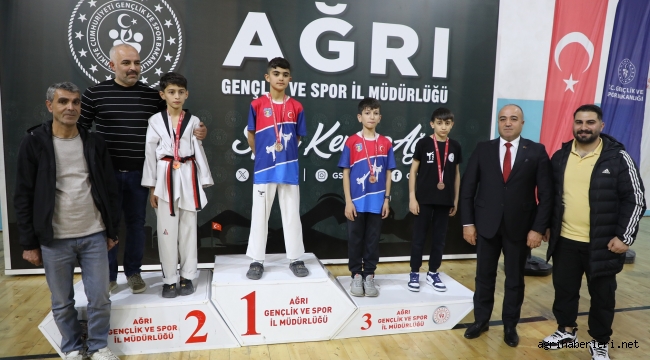  Ağrı'da "İller Arası Taekwondo Dostluk Müsabakaları" büyük ilgi gördü.