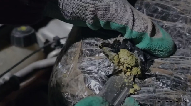  Doğubayazıt'ta Taksinin Motor Kısmına Gizlenmiş 3 Paket Uyuşturucu Yakalandı