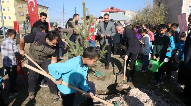 Türkiye Yeşeriyor, Gazze Güçleniyor Projesi Kapsamında Öğrenciler Fidanlar Dikti