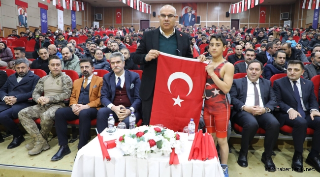  Ağrı'da "2025 Yılı Başarılı Sporcu ve Antrenörlere Ödüller Verildi"