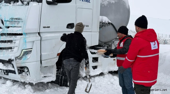 Doğubayazıt Kızılay Tendürek Geçidi'nde Mahsur Kalan Vatandaşların İmdadına Yetişti