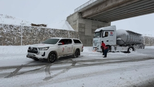 Doğubayazıt Kızılay Tendürek Geçidi'nde Mahsur Kalan Vatandaşların İmdadına Yetişti