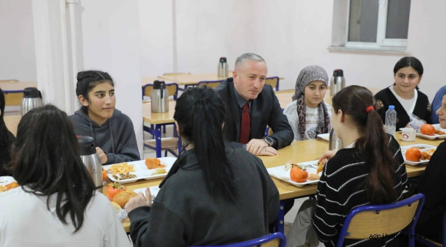   MÜDÜRÜ KÖKREK, KIZ PANSİYONUNDA ÖĞRENCİLERLE AKŞAM YEMEĞİ YEDİ