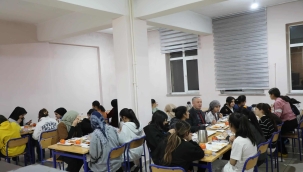   MÜDÜRÜ KÖKREK, KIZ PANSİYONUNDA ÖĞRENCİLERLE AKŞAM YEMEĞİ YEDİ