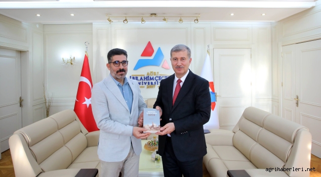 AİÇÜ Rektörü Gülçin, "BAYEZİD" Kitabıyla Doç. Dr. Hakan Kaya'yı Makamında Ağırladı