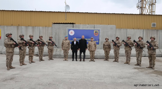 Ağrı Valisi, Doğubayazıt Kaymakamı ve Ağrı İl Jandarma Komutanı, Hazzep Tepe Jandarma Üs Bölgesi'nde Askerle İftar Açtı