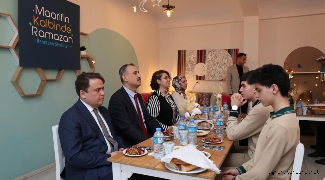 Ağrı Valisi, Ramazan'ın İkinci Gününde Öğrencilerle İftar Açtı