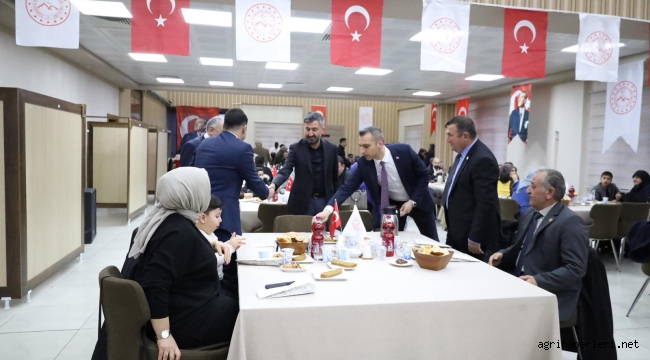 AK Parti Ağrı İl Başkanı Yıldız, "şehit yakınları ve gazilerle düzenlenen iftar programında bir araya geldi