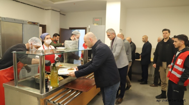 DOĞUBAYAZIT KAYMAKAMI MURAT EKİNCİ'DEN ÖĞRENCİLERLE SAMİMİ İFTAR