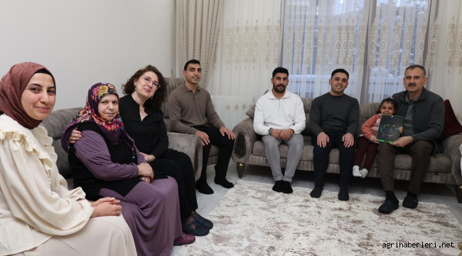 Ağrı'da 8 Mart Dünya Kadınlar Günü'nde Vali ve Eşi, Şehit Annesini Ziyaret Etti