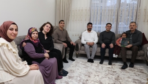 Ağrı'da 8 Mart Dünya Kadınlar Günü'nde Vali ve Eşi, Şehit Annesini Ziyaret Etti