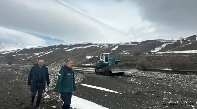  Ağrı'da Sel ve Taşkın Riskine Karşı Vali Bozkurt Çizmelerini Giyip Sahaya İndi 