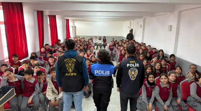 Ağrı'da SİBERAY programı kapsamında 75. Yıl Ortaokulu öğrencilerine güvenli internet kullanımı ve siber zorbalık konularında eğitim verildi.