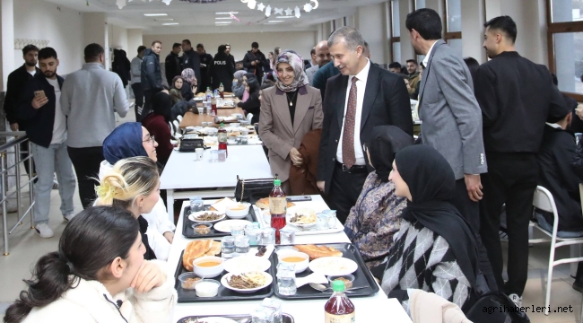 Ağrı İbrahim Çeçen Üniversitesi (AİÇÜ) Rektörü Prof. Dr. Gülçin, öğrencilerle bir araya gelme geleneğini sürdürüyor