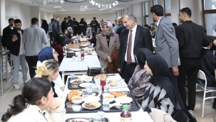 Ağrı İbrahim Çeçen Üniversitesi (AİÇÜ) Rektörü Prof. Dr. Gülçin, öğrencilerle bir araya gelme geleneğini sürdürüyor