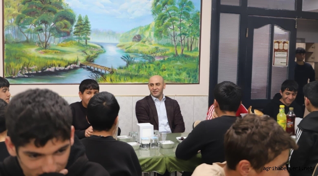  Doğubayazıt Kaymakamı, Pansiyonda Öğrencilerle İftar Açtı