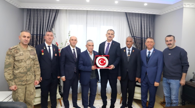   Vali Bozkurt, Doğubayazıt'ta Gazi'nin Sofrasına Oturdu