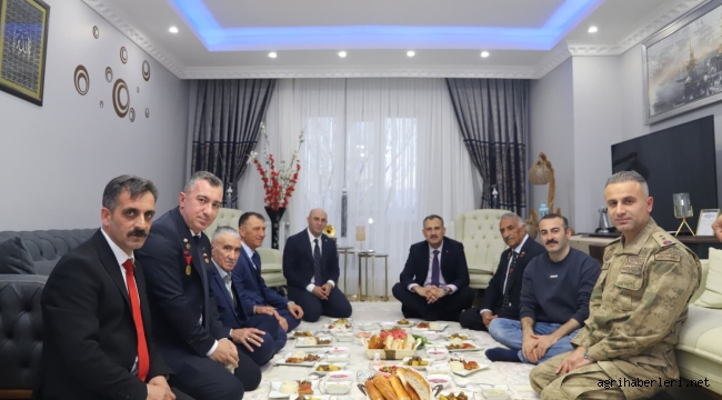   Vali Bozkurt, Doğubayazıt'ta Gazi'nin Sofrasına Oturdu