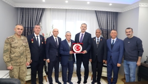   Vali Bozkurt, Doğubayazıt'ta Gazi'nin Sofrasına Oturdu