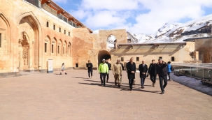 Vali, İshakpaşa Sarayı Restorasyonu Hakkında Bilgi Aldı