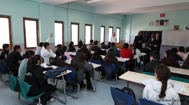 Ağrı Valisi Dr. Önder Bozkurt'tan Çat Kapı Okul Ziyaretleri