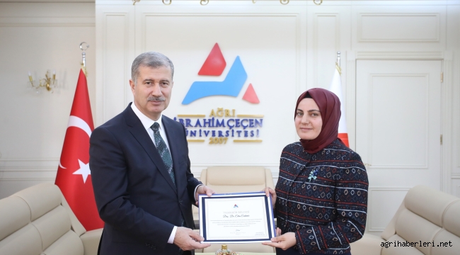  AİÇÜ Rektörü Gülçin, kitap bağış kampanyası kapsamında, Kulüp Danışmanı Doç. Dr. Ebru Erdemir'e teşekkür belgesi takdim etti.