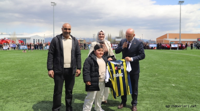 "Ben hastayım, sizin çocuğunuz giysin" – Bir yıl sonra Doğubayazıt Kaymakamı Ekinci formayı iade etti: "Şimdi sıra sende"