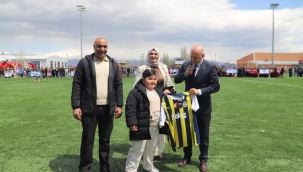 "Ben hastayım, sizin çocuğunuz giysin" – Bir yıl sonra Doğubayazıt Kaymakamı Ekinci formayı iade etti: "Şimdi sıra sende"