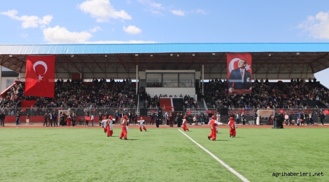 Doğubayazıt'ta 23 Nisan Şenliği: Öğrencilerin Gösterileri Protokolü ve Aileleri Tarafından İlgiyle İzlendi