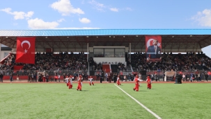 Doğubayazıt'ta 23 Nisan Şenliği: Öğrencilerin Gösterileri Protokolü ve Aileleri Tarafından İlgi İle İzlendi