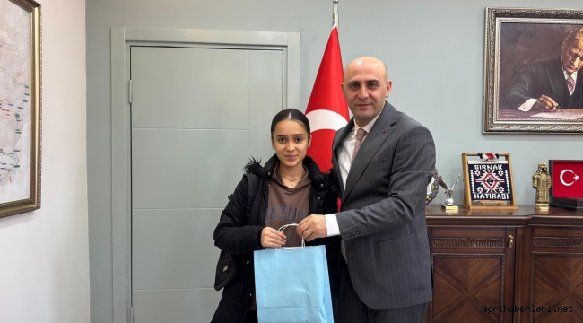 Kütüphane Haftası'nda Kitapseverler Doğubayazıt Kaymakamı Murat Ekinci'yi Ziyaret Etti