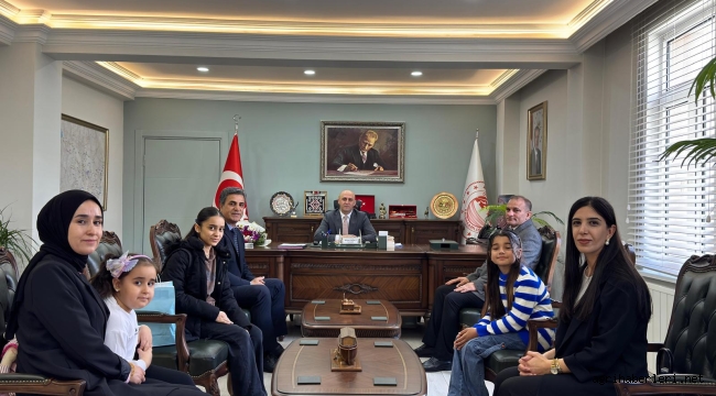 Kütüphane Haftası'nda Kitapseverler Doğubayazıt Kaymakamı Murat Ekinci'yi Ziyaret Etti