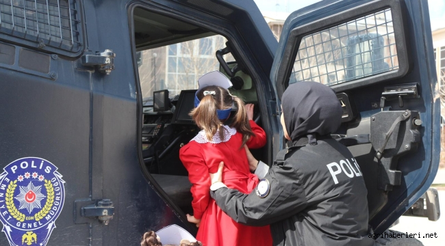 Minik kalplerden büyük vefa: Doğubayazıt ADM öğrencileri Polis Haftası'nda emniyet müdürlüğünü ziyaret etti, polis araçlarına binip hayallerini süsledi