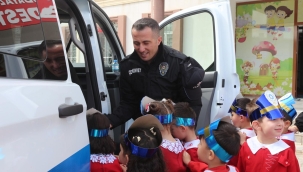 Minik kalplerden büyük vefa: Doğubayazıt ADM öğrencileri Polis Haftası’nda emniyet müdürlüğünü ziyaret etti, polis araçlarına binip hayallerini süsledi