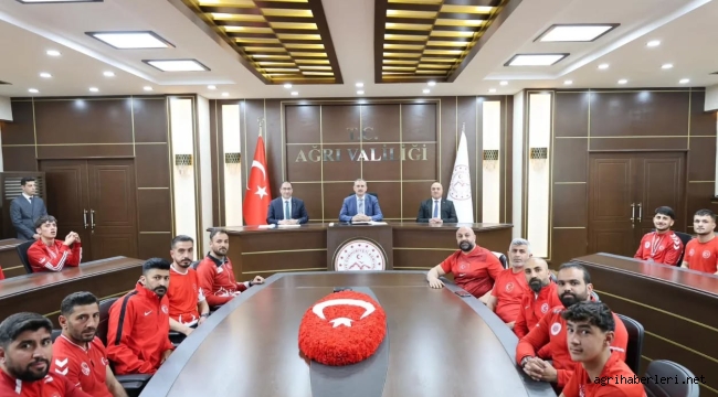 Ağrı Valisi Bozkurt, Şampiyonları Makamında Ağırladı