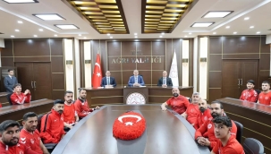 Ağrı Valisi Bozkurt, Şampiyonları Makamında Ağırladı