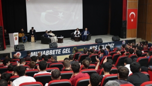 Ağrı Valisi Bozkurt ve Eşi 'Muhabbete Gel Gecesi'nde Gençlerle Buluştu