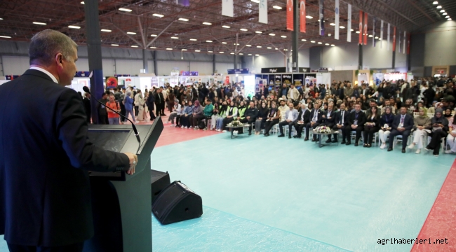 AİÇÜ Rektörü Prof. Dr. İlhami Gülçin, (DAKAF) 2026 kapsamında Van EXPO Fuar ve Kongre Merkezi'nde "Bilimsel Kariyerin İnşası"nı Anlattı