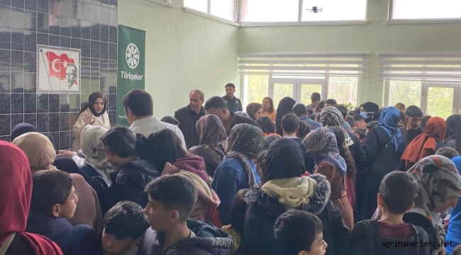 Bayramlık Kıyafetle Gelen Mutluluk: Ağrı'da Müdür Erdoğan, 1000 Çocuğun Yüzünü Güldürdü