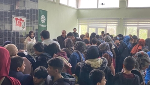 Bayramlık Kıyafetle Gelen Mutluluk: Ağrı'da Müdür Erdoğan, 1000 Çocuğun Yüzünü Güldürdü