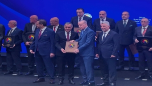Cumhurbaşkanı Erdoğan'dan ETO Meclis Başkan V. Doğubayazıtlı Metin Öztürk'e TOBB Onur Belgesi