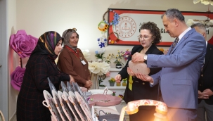 Ağrı Valisi Bozkurt ve eşinden Halk Eğitim sergisine tam not