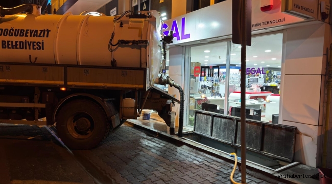 Doğubayazıt'ta sel felaketi: Yağmur ve dolu çarşıyı göle çevirdi