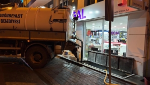 Doğubayazıt'ta sel felaketi: Yağmur ve dolu çarşıyı göle çevirdi
