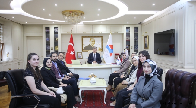 Rektör Gülçin, AİÇÜ'de Poster Şenliği Öğrencilerine Ödül Takdim Etti