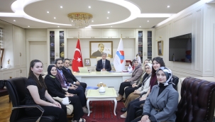 Rektör Gülçin, AİÇÜ'de Poster Şenliği Öğrencilerine Ödül Takdim Etti