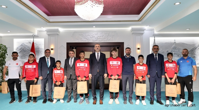 Minikler Türkiye Güreş Şampiyonası'nda Dereceye Giren Ağrılı Sporcuları Vali Bozkurt, Makamında Kabul Etti