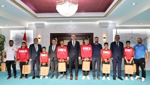 Minikler Türkiye Güreş Şampiyonası'nda Dereceye Giren Ağrılı Sporcuları Vali Bozkurt, Makamında Kabul Etti